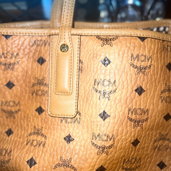 MCM medium shopper (REVERSIBLE) - Picture 6 of 13